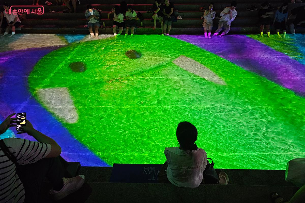 서울시 마스코트 '해치와 친구들'이 물속을 헤엄치며 관람객들과 장난을 치는 듯하다. ©정향선