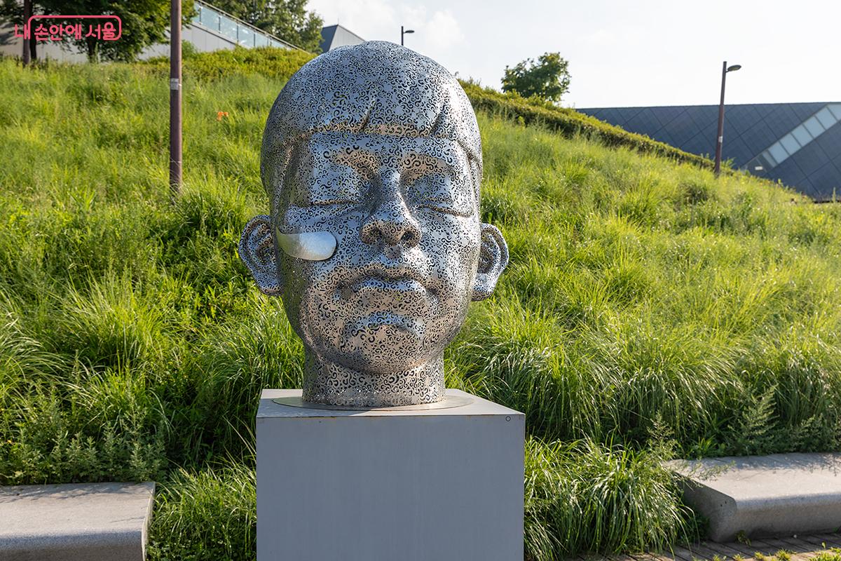 이시 작가의 <나를 봐> ©문청야