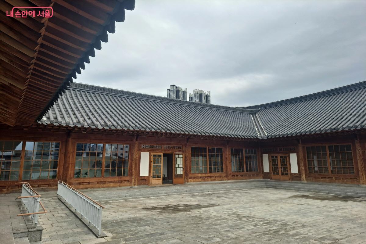 3층 야외공간은 공공예식장으로 활용되고 있다. ⓒ이영섭