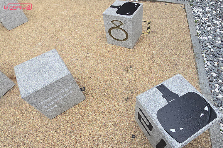 건물 앞 바닥에는 디자인 감각이 돋보이는 돌 장식이 미적 분위기를 더해준다. &copy;조정미  
