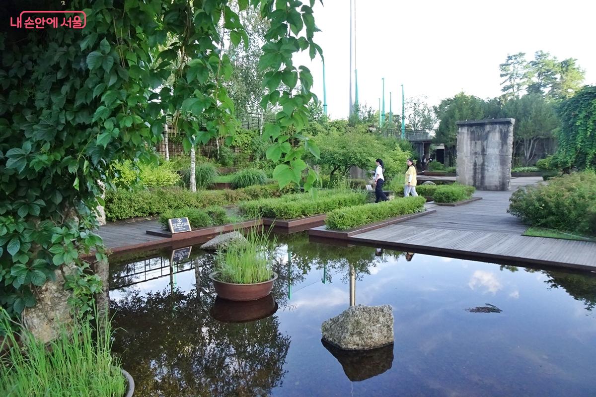 옛 정수 시설을 살린 이색적인 정원 ©김종성