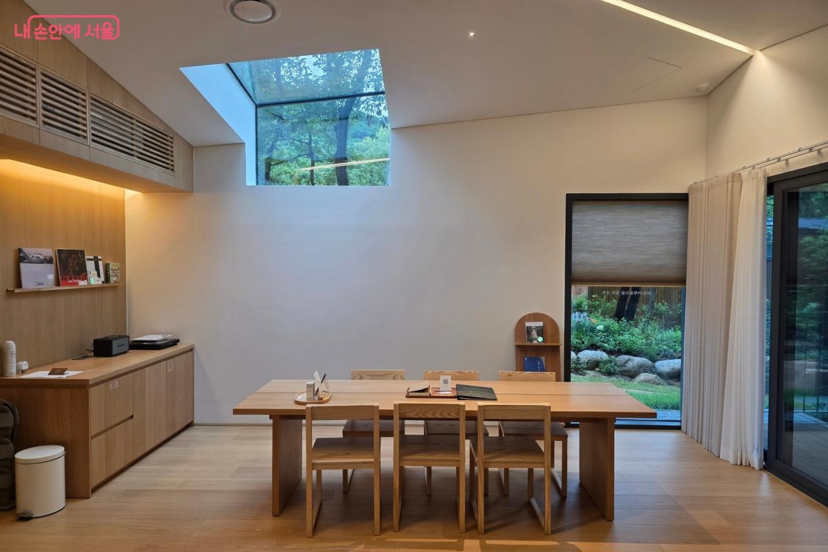 숲속의 집 4인실 8호 내부, 긴 테이블이 있어 편하다. &copy;구정숙