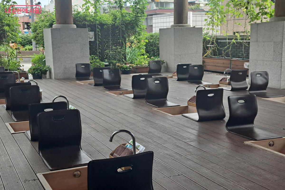 야외 공간에 조성된 까닭에 바람을 맞으며 더 상쾌하게 족욕을 즐길 수 있다. ⓒ이영섭