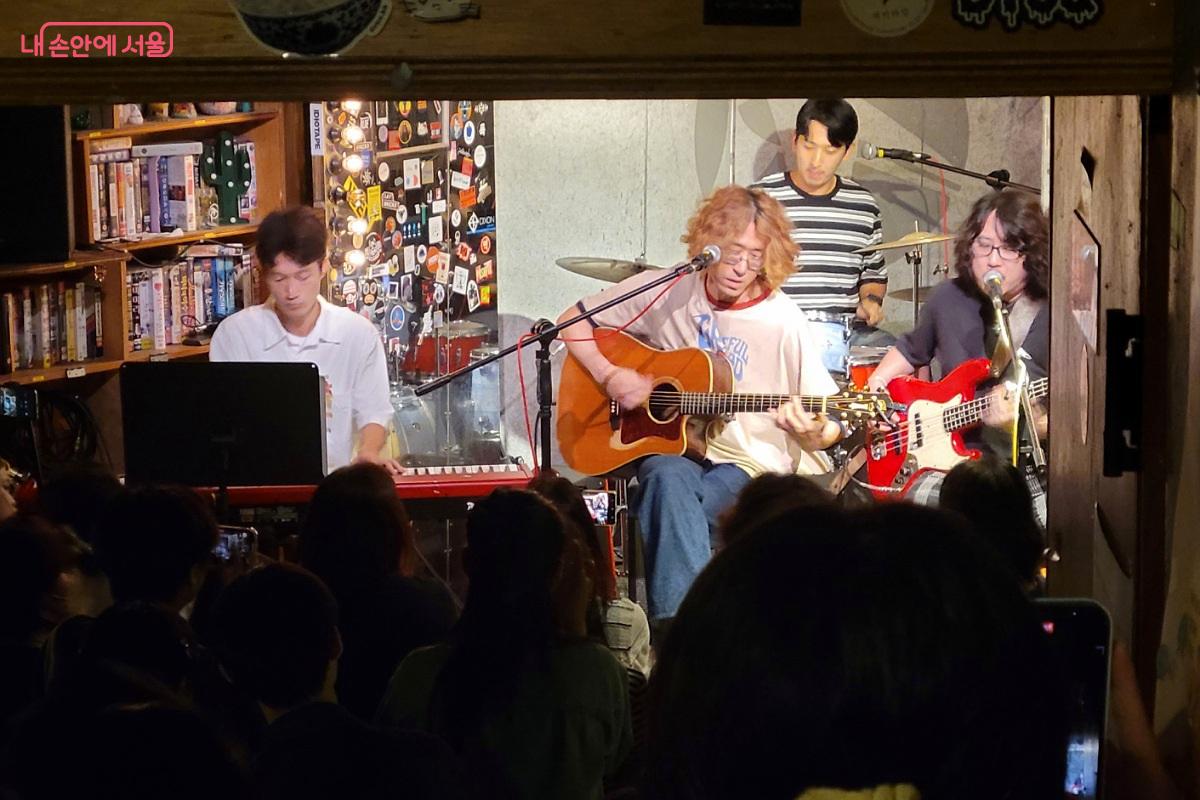 공연 중인 밴드 악퉁의 모습 &copy;박미선