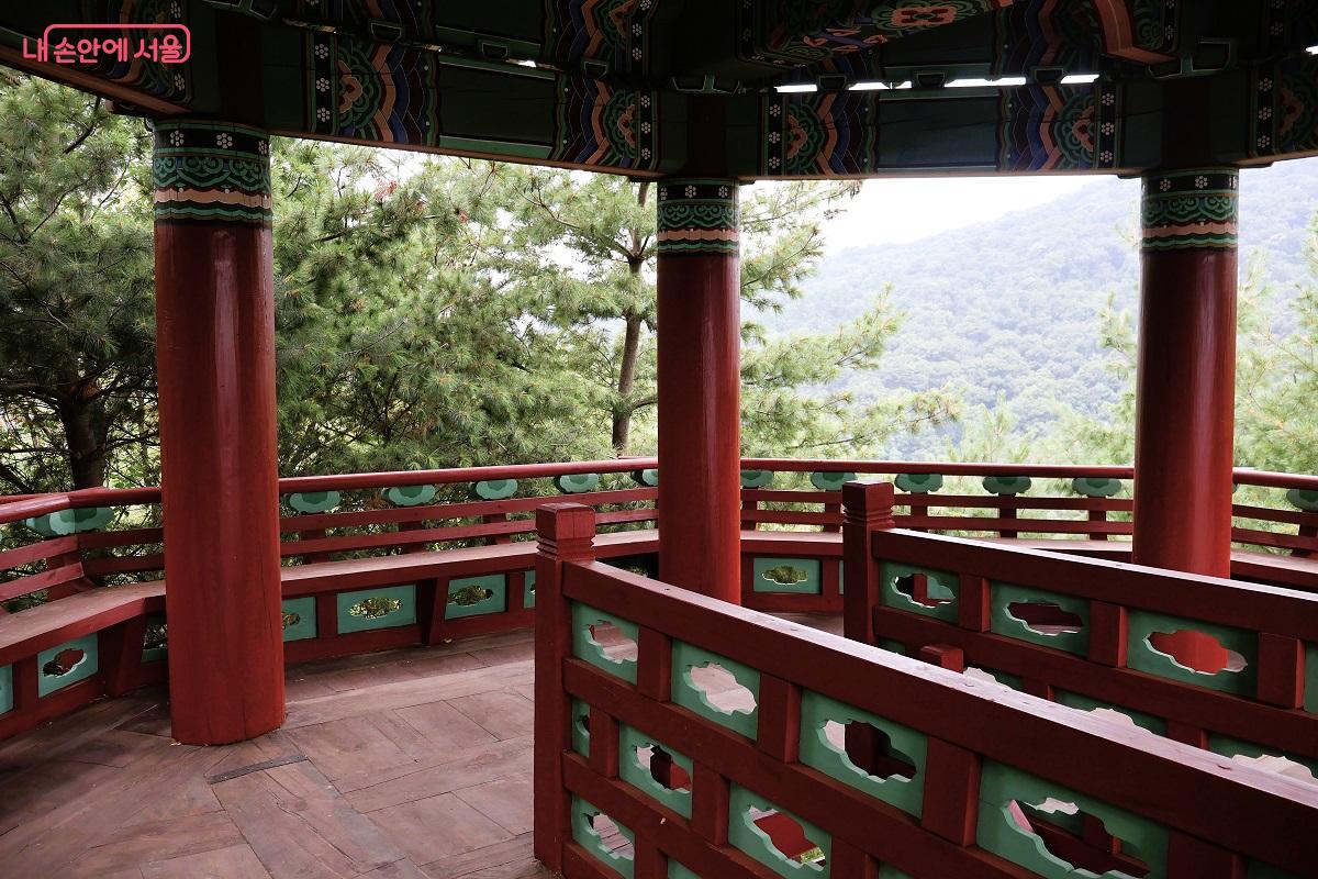  도서관에서 조금 오르면 팔각정에서 아름다운 남산 풍경을 조망할 수 있다. ©이봉덕