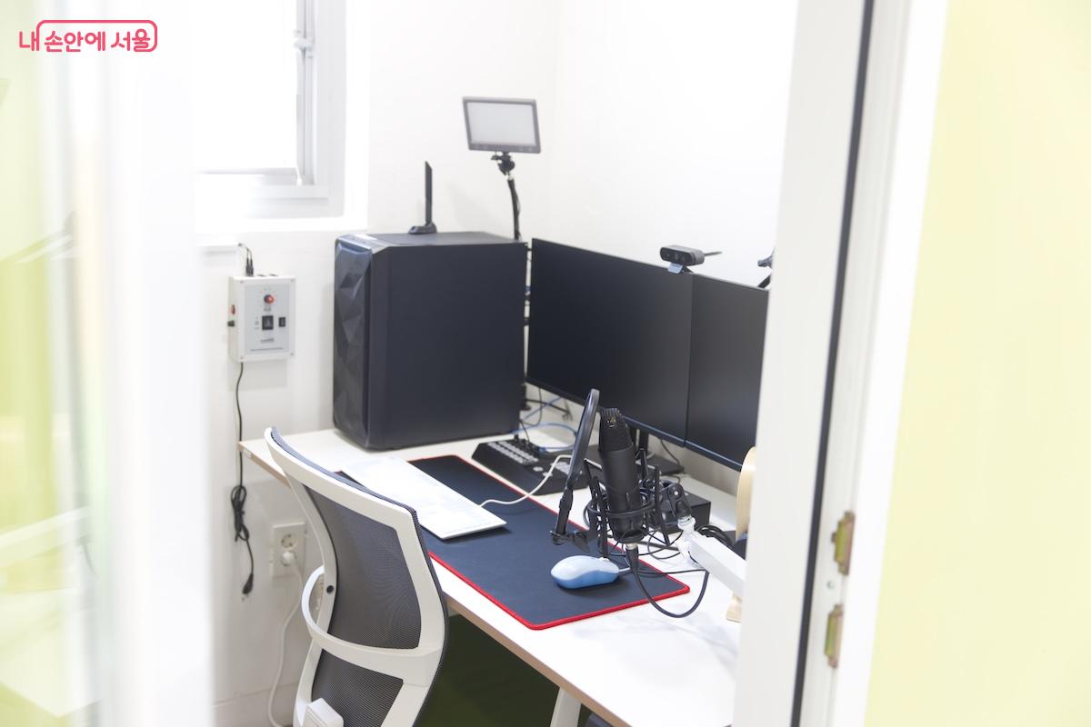 요즘 트렌드에 맞게 영상 작업을 할 수 있는 작업실도 마련되어 있다. ©임중빈