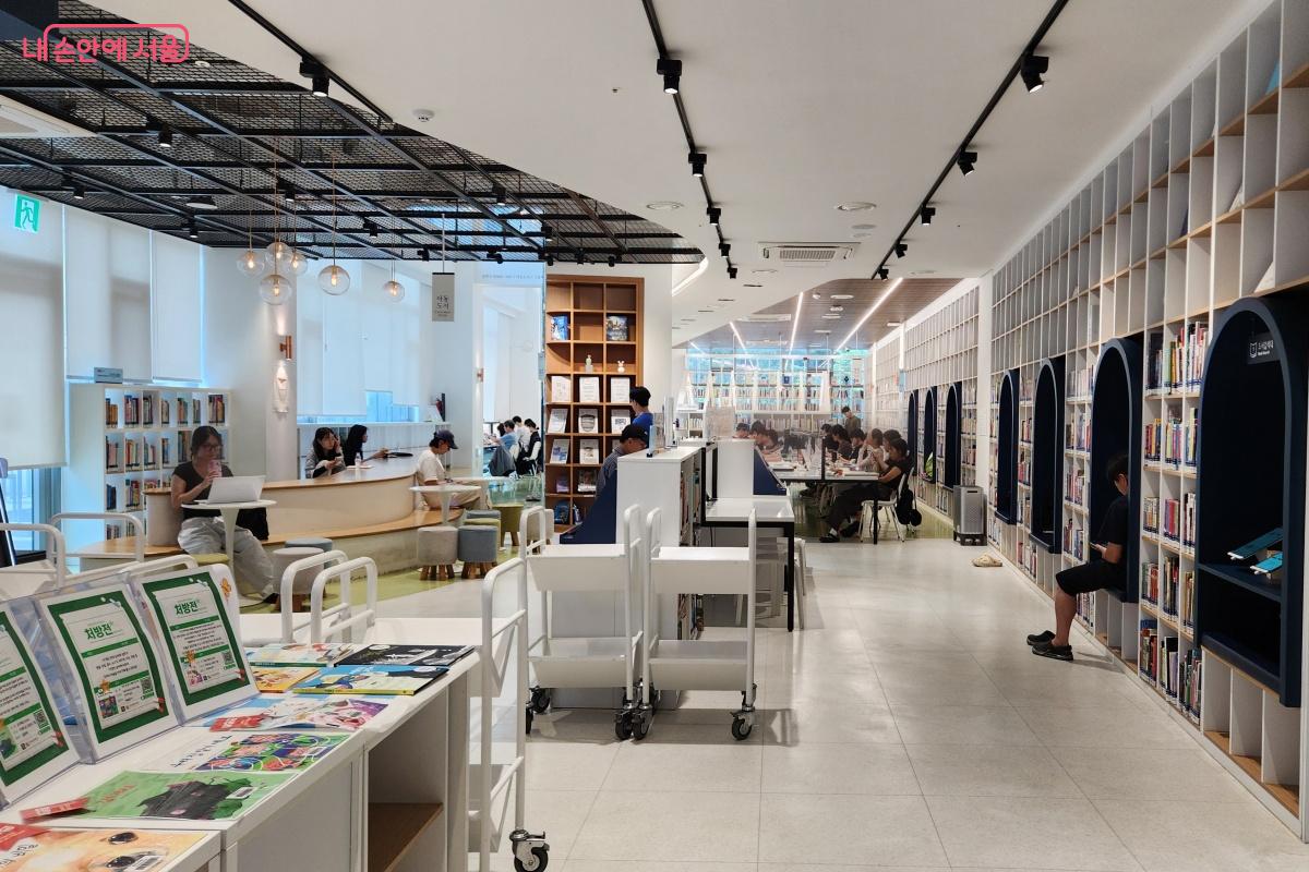 조용하고, 아늑한 도서관에서 공부를 하거나, 독서를 하는 주민들이 가득했다. ©김미선