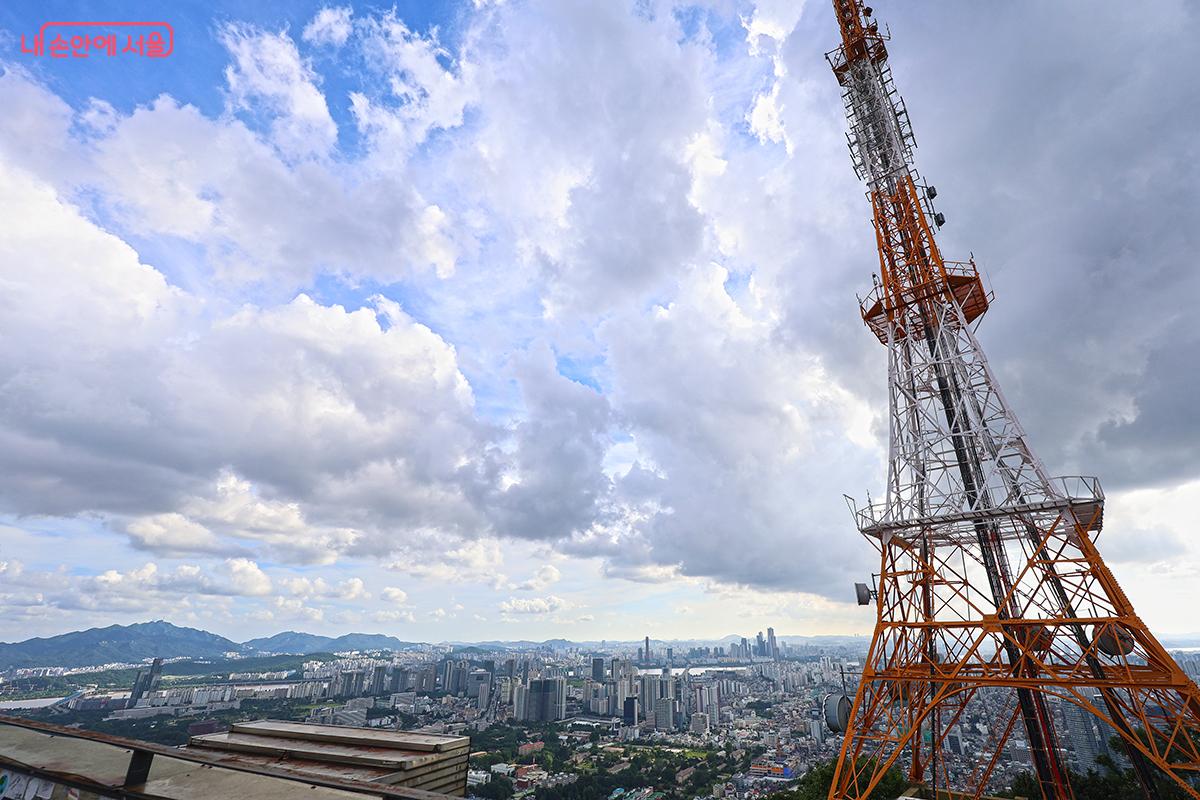 시시각각 바뀌는 서울의 여름 구름이 장관을 연출한다. ©김주연