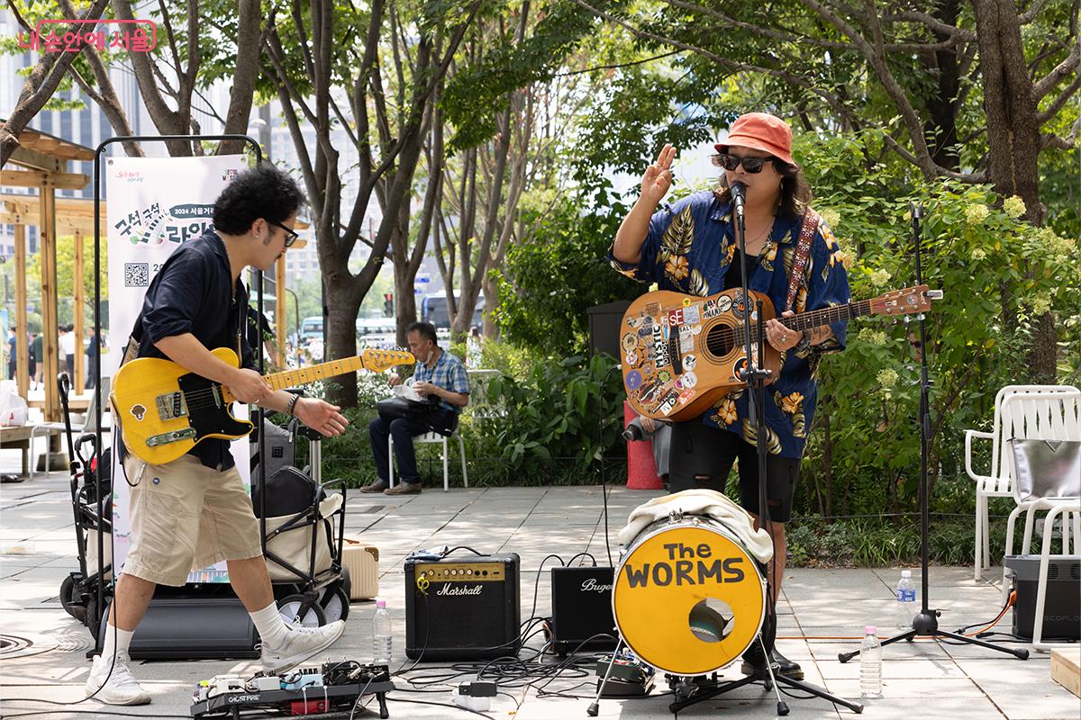 구석구석 라이브를 통해 공연 중인 밴드 더 윔스 &copy;장신자