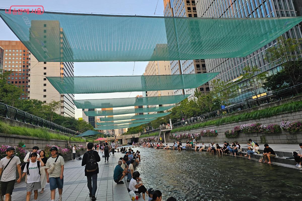 청계천 모전교에서 광통교 구간에 설치된 &lsquo;대형 디자인 그늘막&rsquo; &copy;백승훈 