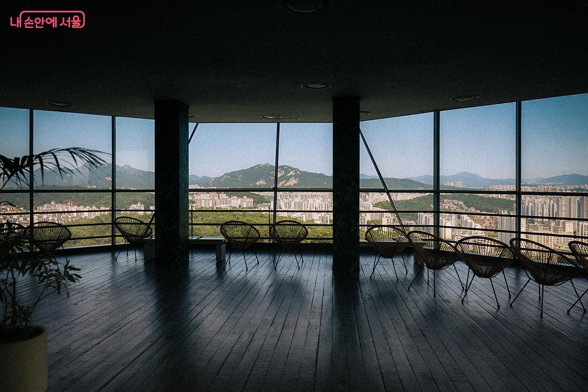 전망대 전경. 한층 더 올라가면 옥외 전망대가 있다. ©김아름