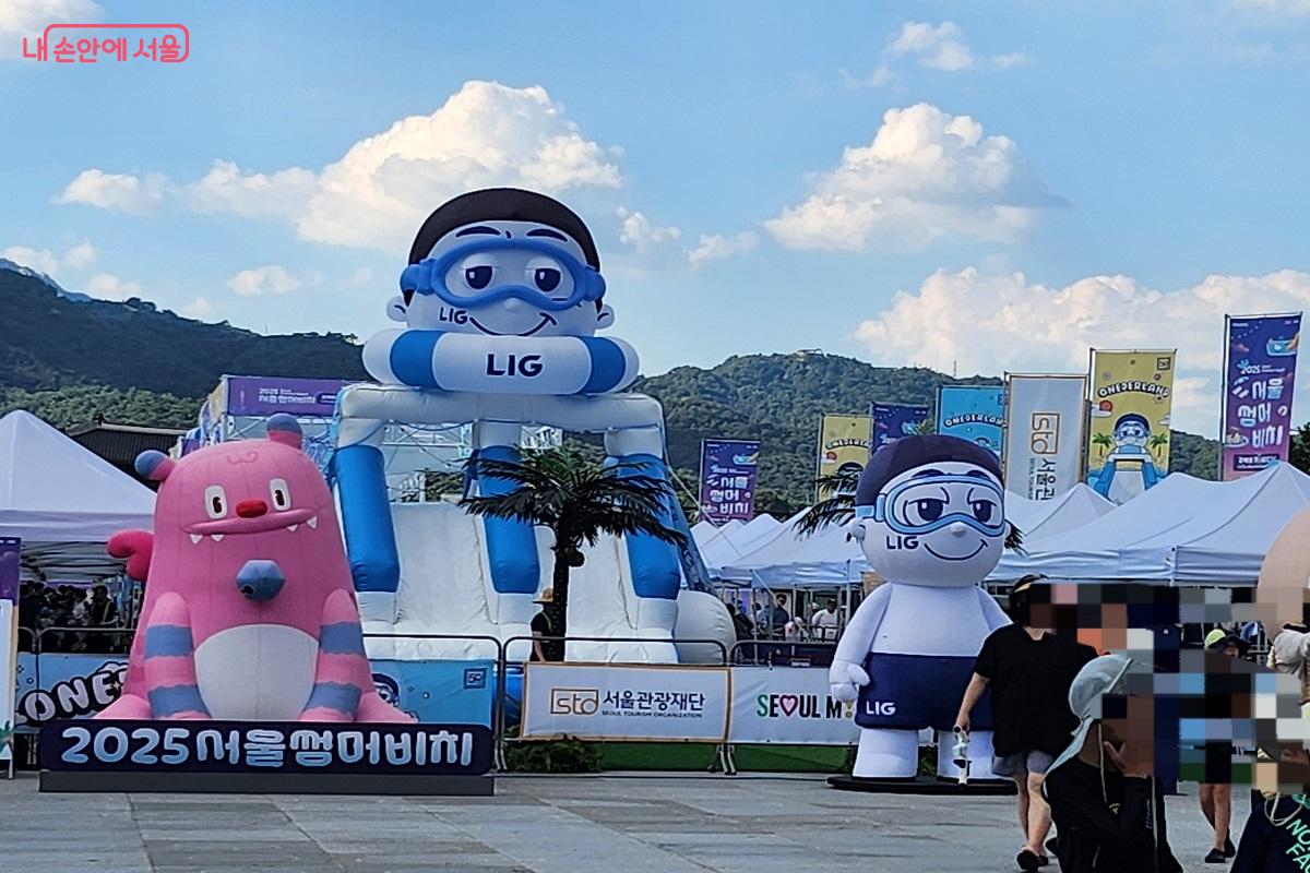 서울의 중심, 광화문광장이 여름철 피서지로 탈바꿈했다. &copy;이소현