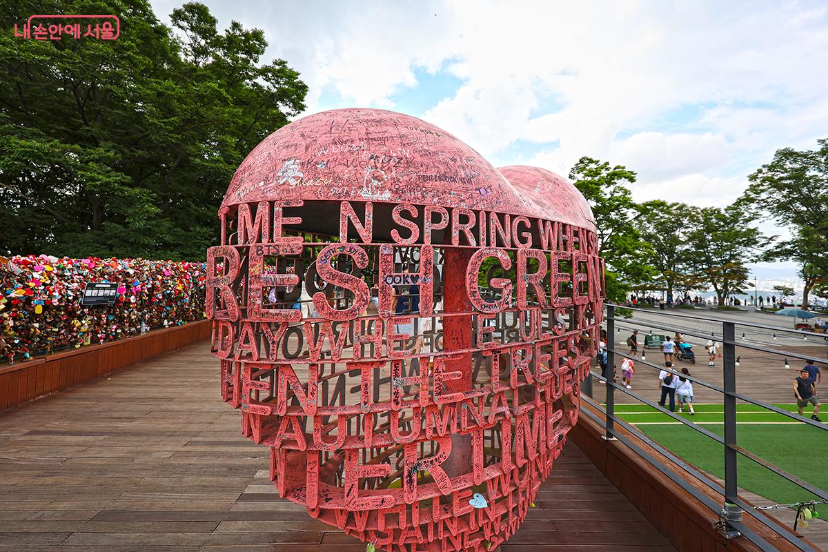 로맨틱한 데이트 장소로 자리 잡은 N서울타워 전망대 ©김주연