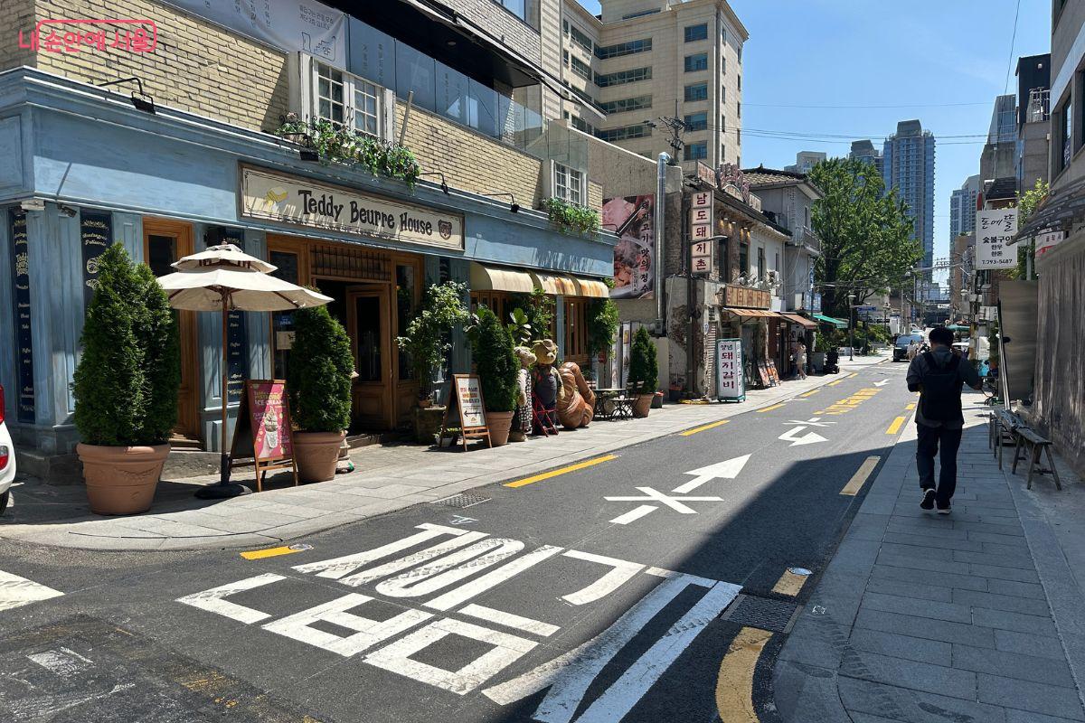 도로와 보행 공간을 재구성한 용리단길&copy;김재형