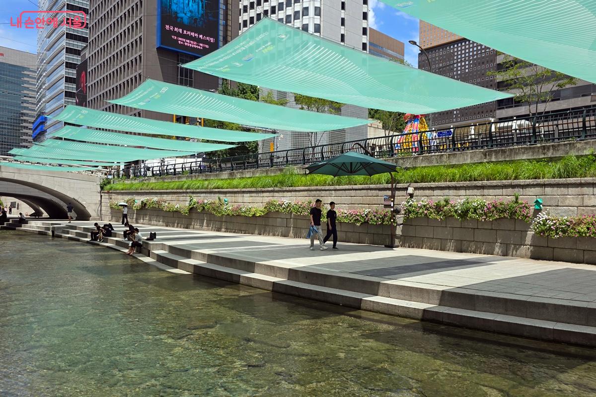 청계천에 시원한 그늘을 선사하는 50m 대형 디자인 그늘막이 설치됐다. ©김윤경