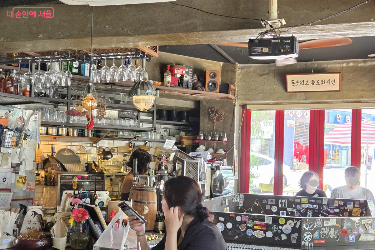 낮에는 맛 좋은 커피와 잠시 쉬거나 작업할 공간을 제공한다. ©장미화