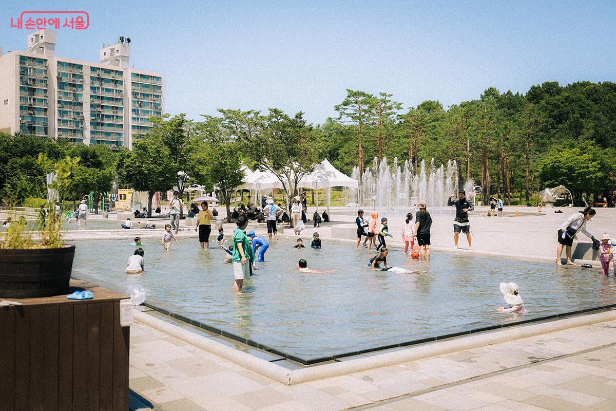 북서울꿈의숲 서문 쪽에는 '꿈의숲 아트센터'가 있으며, 그 앞뜰인 '문화 광장'에는 거울 연못, 점핑분수, 상상 어린이 놀이터 등이 조성되어 여름날 시원한 피서지가 되어준다. ©김아름