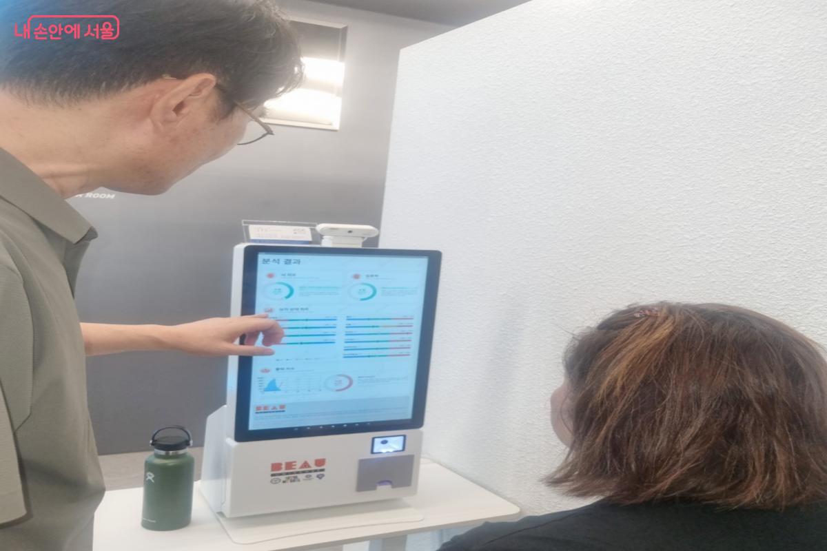 심리·피부·혈당 체크를 한 후 결과 설명을 듣고 있다. ©김윤경