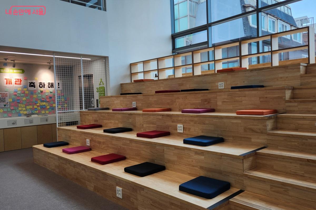 계단도 책을 읽기 좋게 조성했다. &copy;김미선