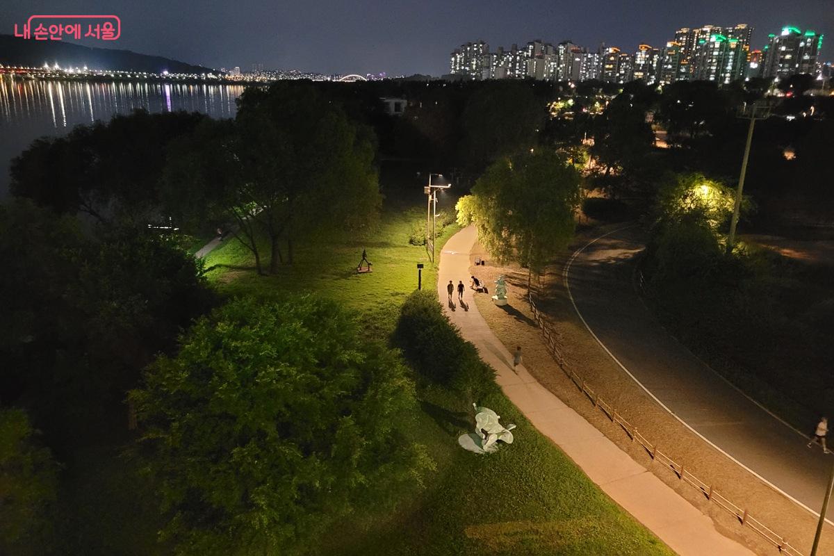 광나루 한강공원 밤 산책하는 사람들  ©박미선