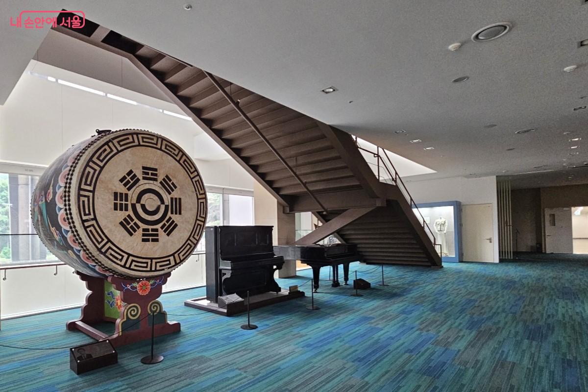 우리나라 음악 대가들이 사용하던 악기를 전시 중인 &lsquo;해오름 북라운지&rsquo; &copy;최정윤