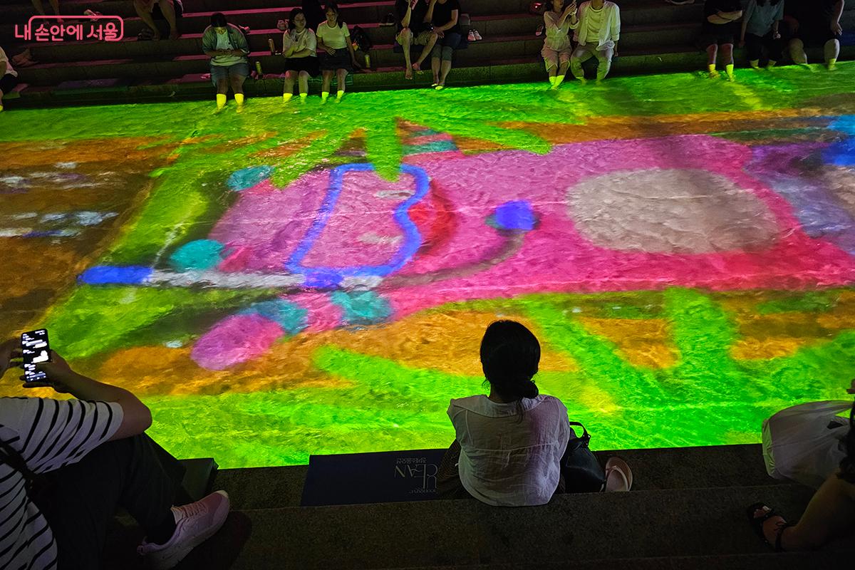 '해치의 물놀이' 영상에서는 해치와 친구들이 물놀이를 즐기며 행복해하는 모습을 보여준다. ©정향선