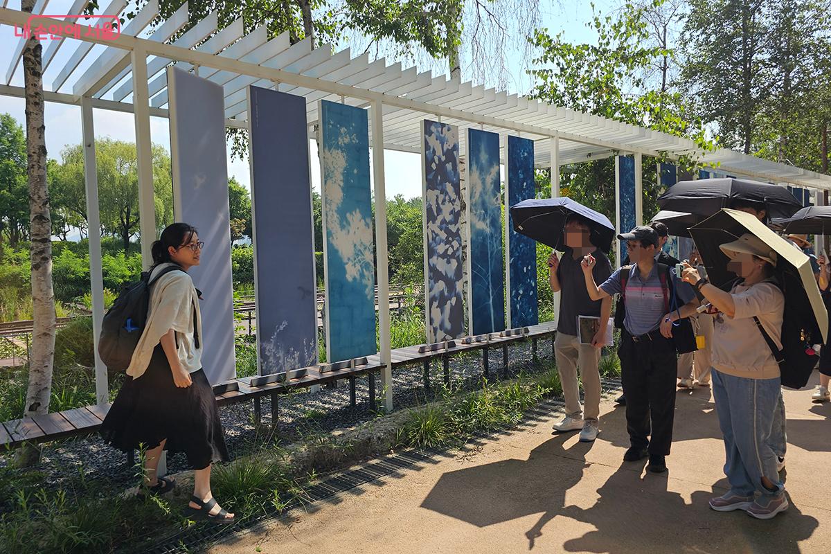 김아연 작가가 직접 참가자들과 함께 작품에 대해 이야기하는 시간도 가졌다. ©이혜숙