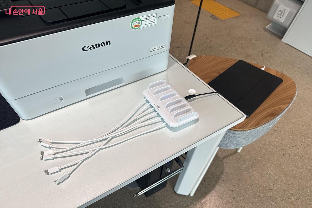 다양한 기종을 충전할 수 있는 충전기가 있다. ⓒ송수아