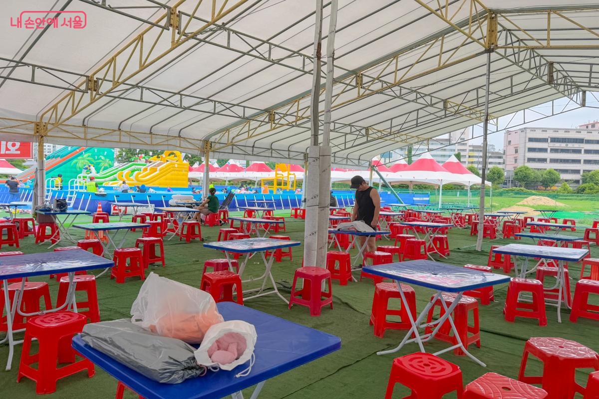 매점에는 편안하게 먹을 수 있는 테이블이 마련되어 있다. &copy;이미현