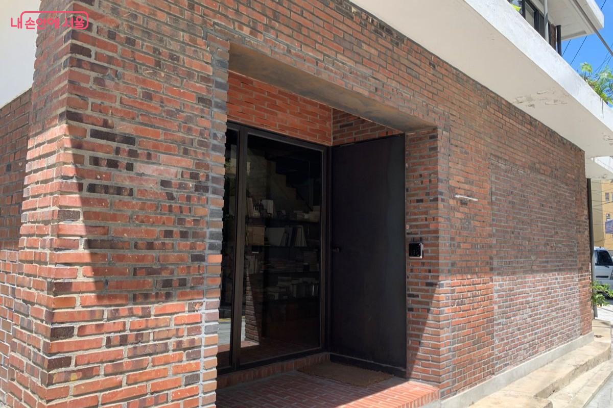 인공위성 책방 외부 &copy;김아름