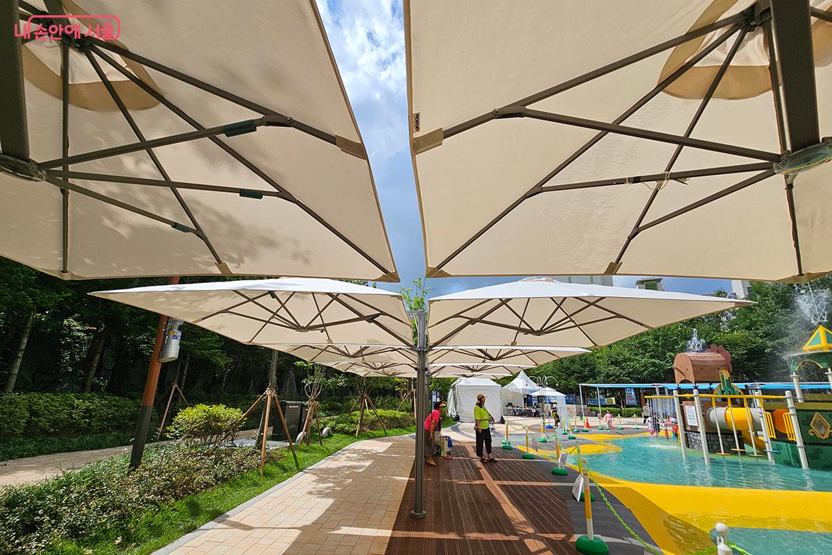 가족 단위 이용객을 위한 4~5인용 그늘막도 준비해서 시민들의 편의를 도모했다. ©정향선