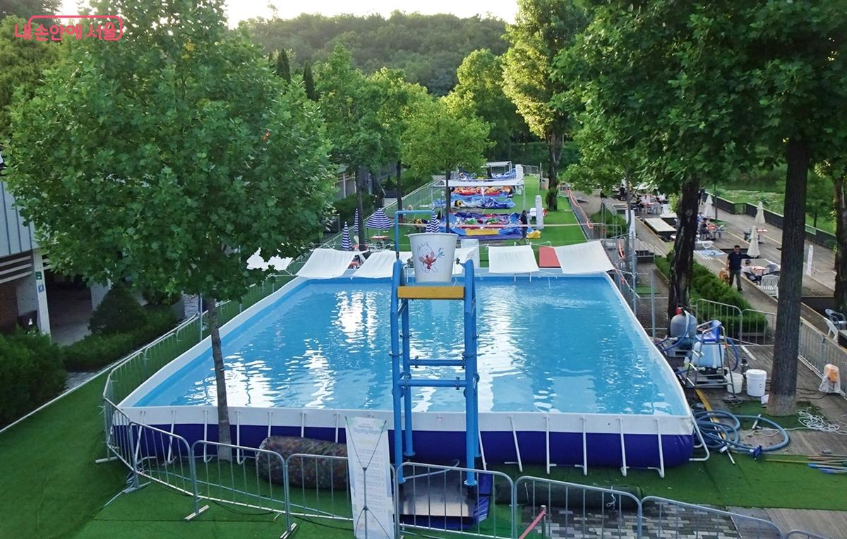무료로 운영하는 어린이 물놀이장 ©김종성
