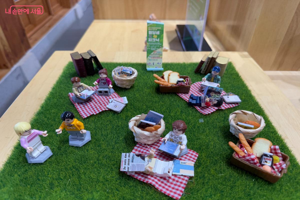 원당마을한옥도서관 내에 비치된 귀여운 미니어처 &copy;이미현