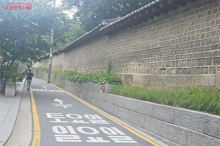 1km 남짓한 서순라길에는 산책을 즐기려는 이들의 발걸음이 끊이지 않는다. &copy;조정미  