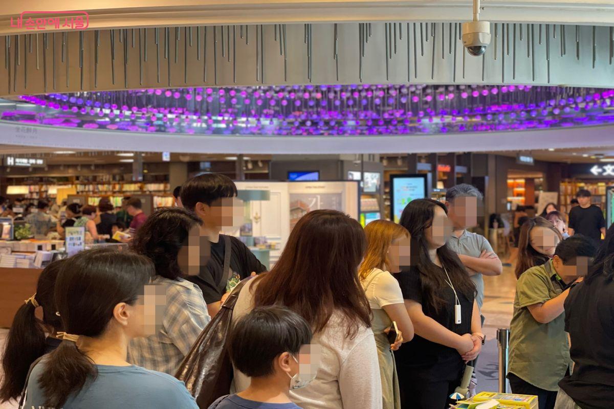 요즘 유행인 랜덤뽑기를 통해 여름휴가지를 소개하고 있다. &copy;노윤지