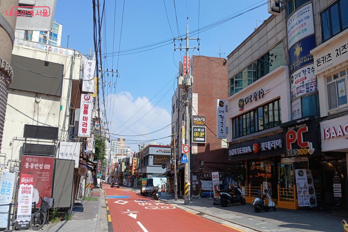 골목 안쪽으로 많은 음식점이 밀집해 있다. &copy;유지민