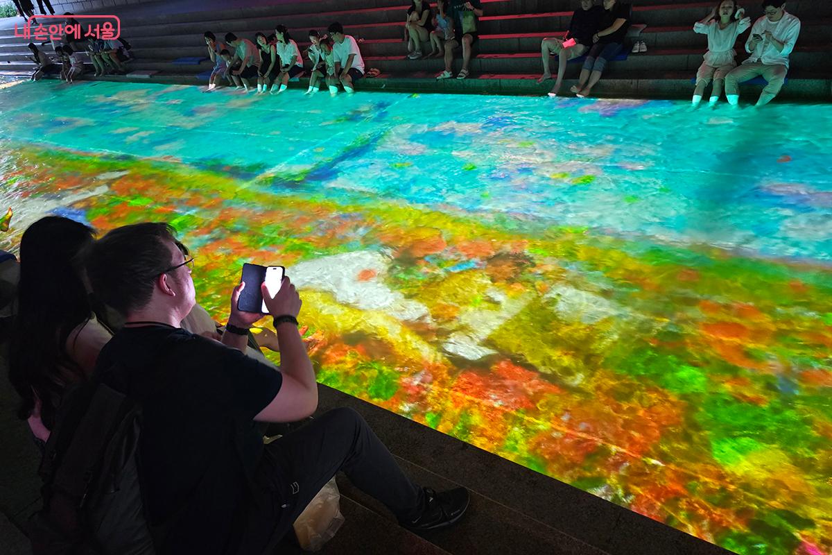 청계천을 찾은 외국인 관광객들은 연신 핸드폰으로 사진을 찍으며 감탄사를 연발했다. ©정향선