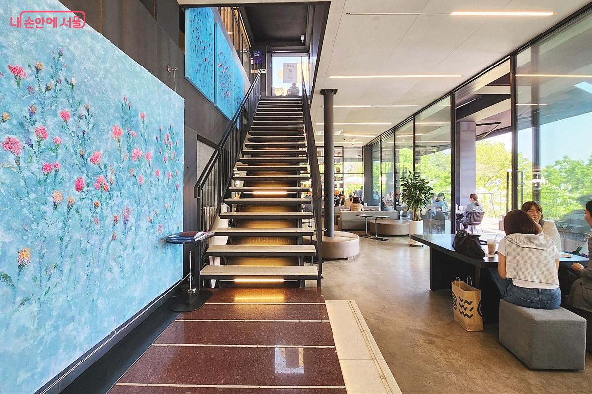 평일 낮임에도 사람들과 가득한 인왕산 초소책방 내부 ⓒ박은영