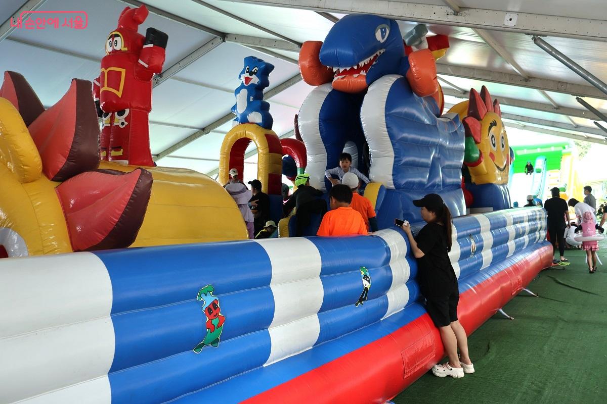 공기를 불어 넣어 부풀린 대형 놀이 시설 에어바운스를 이번에 새롭게 설치했다.