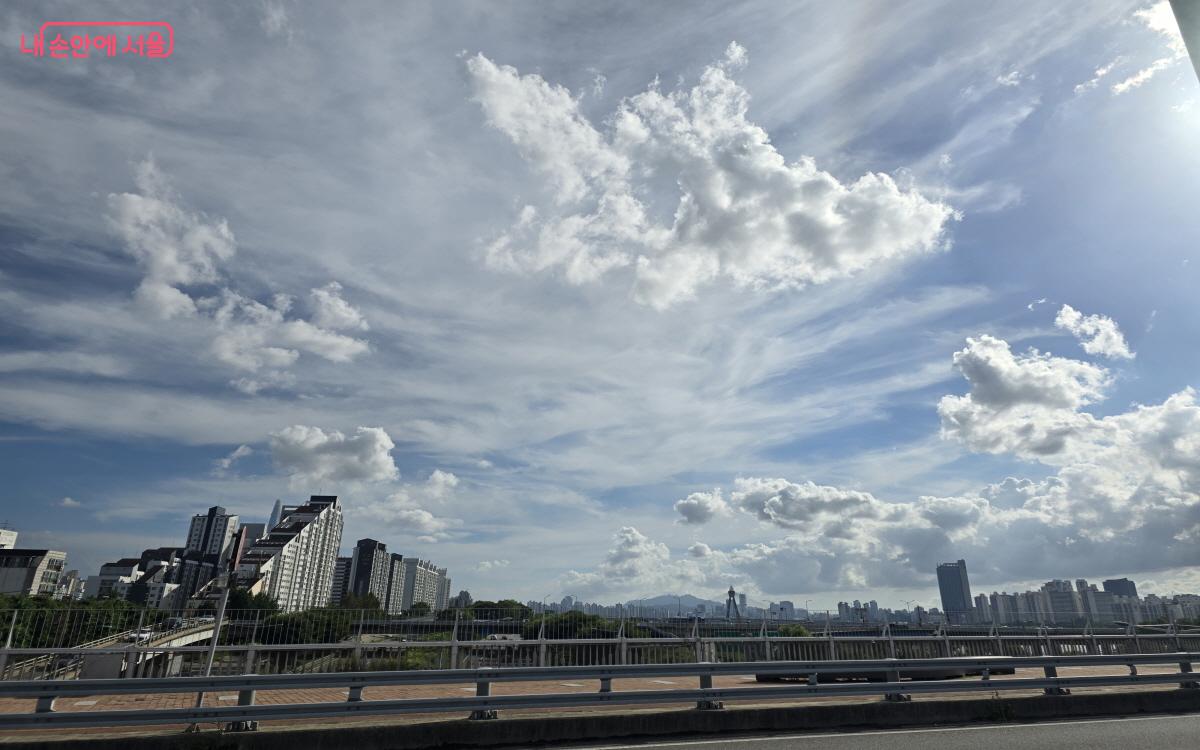 서울의 조망이 한눈에 들어와 맑은 날씨의 풍경이 더욱 또렷하게 느껴졌다. ©염지연