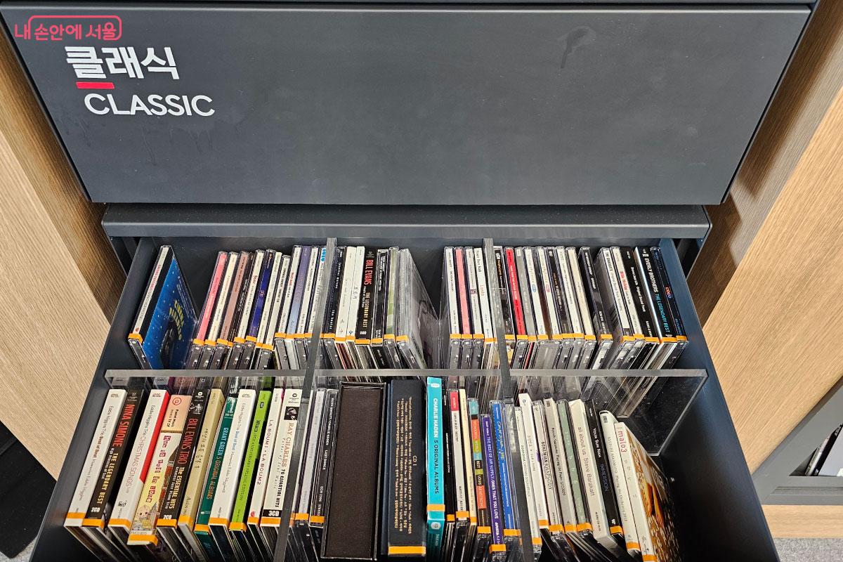  다양한 CD가 있어 골라서 청음이 가능하다. ©홍혜수 
