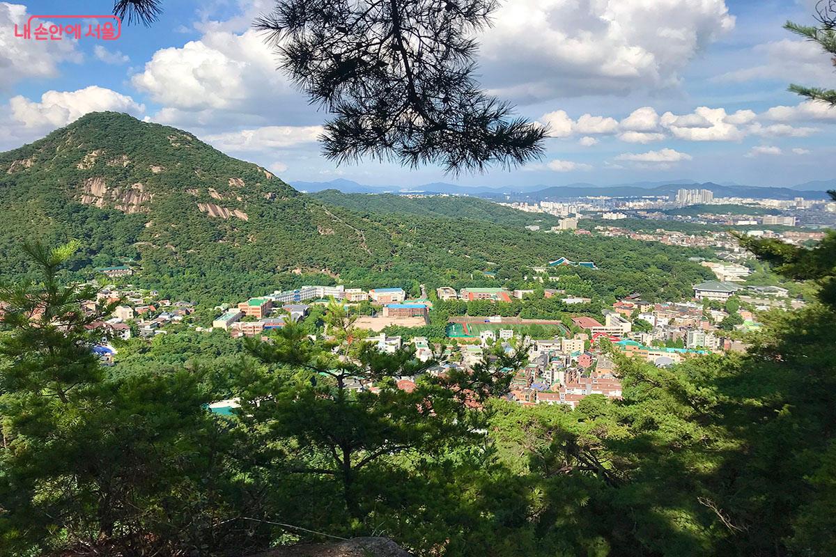 인왕산 바위절벽에서 찍은 서울풍경 ©이정민