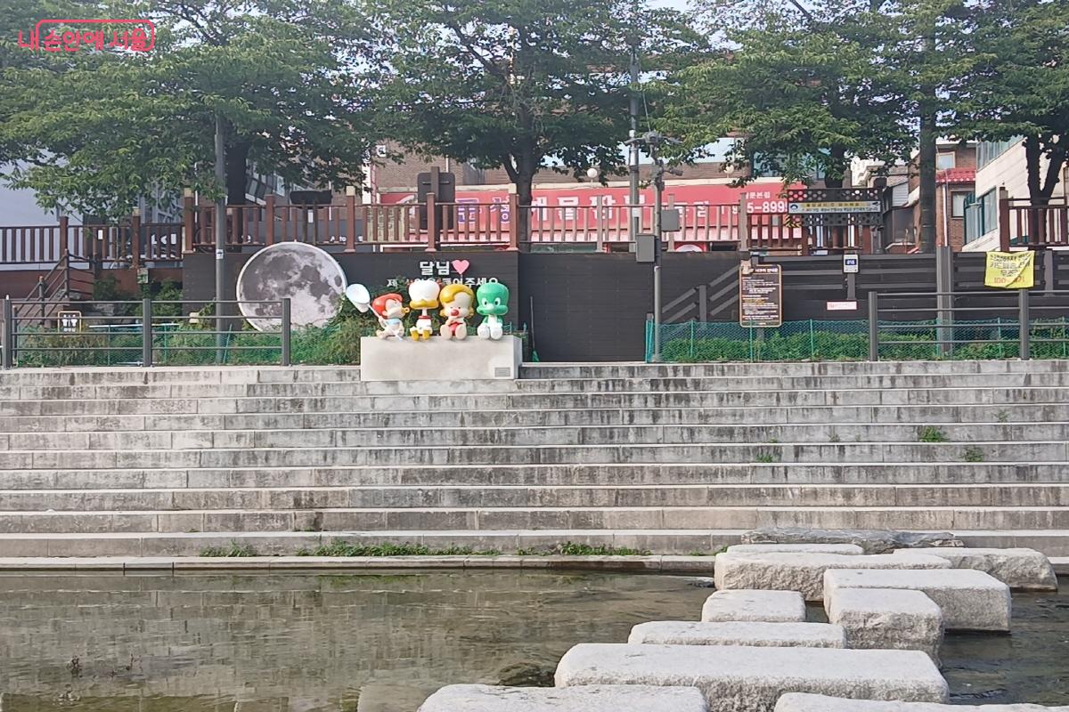 계단형 수변 스탠드가 있다. &copy;최은영 