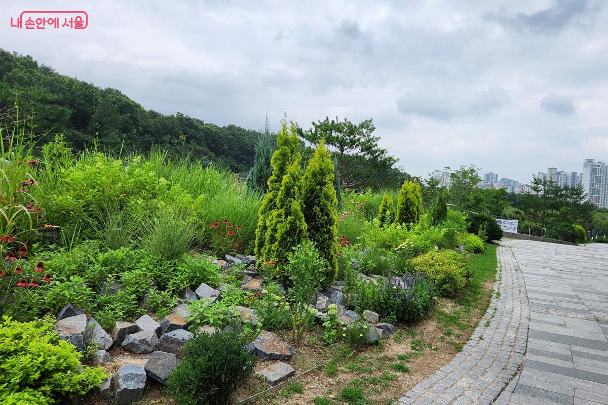 꽃과 식물을 식재한 정원도 곳곳에 있어 찾아보는 재미도 있다. ©김미선