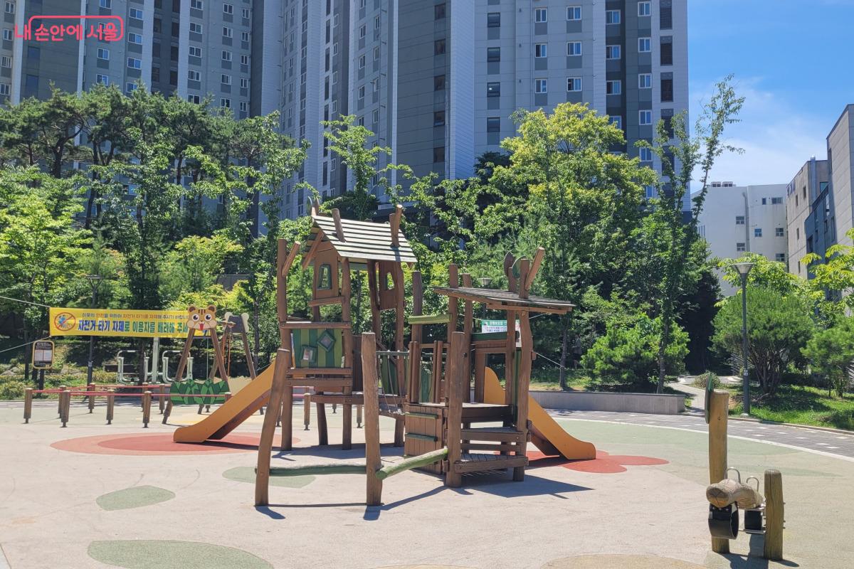 물놀이터 뒤쪽으로는 물이 없는 놀이터도 있어서 왔다 갔다 하면서 즐길 수 있다. ©김민지