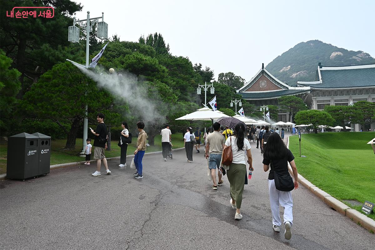 더운 여름을 위해 쿨링포그와 파라솔이 중간중간 비치되어 있다. &copy;권주경