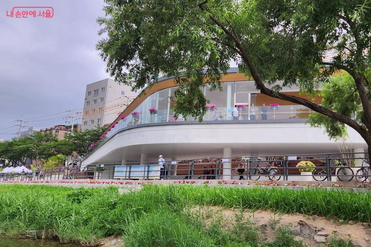 건물형 테라스는 유리로 마감되어 우이천과 북한산 능선을 조망한다. ©김미선