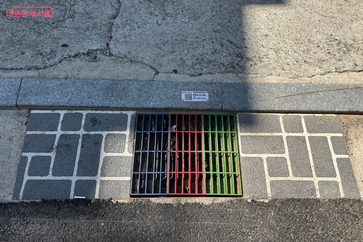 배수구에 QR 코드가 있어서 배수구 등이 막혔을 때 신고가 가능하다. &copy;김재형