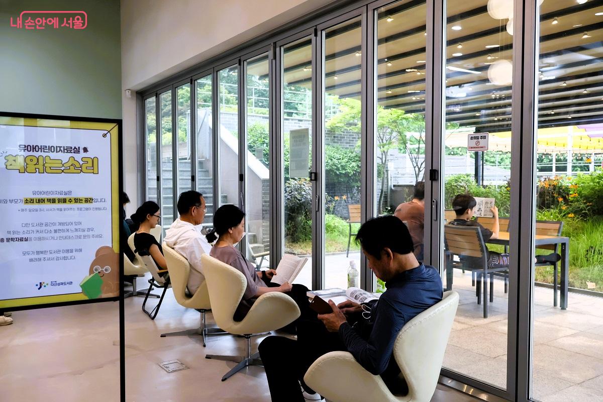  다산성곽길 아래 자연의 품 속에서 독서에 열중인 시민들 ©이봉덕