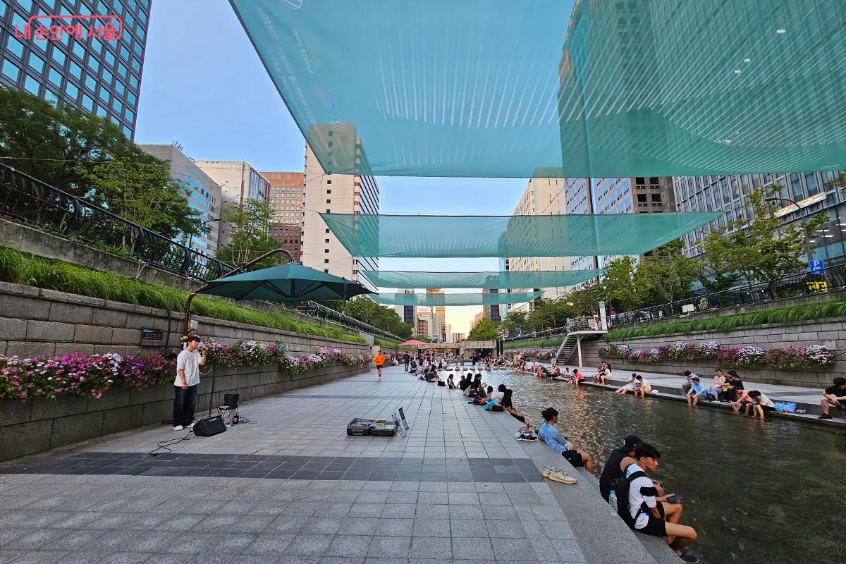 '대형 디자인 그늘막' 이 모전교와 광통교 구간에 설치되어 청계천을 찾은 시민들에게 시원한 그늘을 제공한다. ©정향선